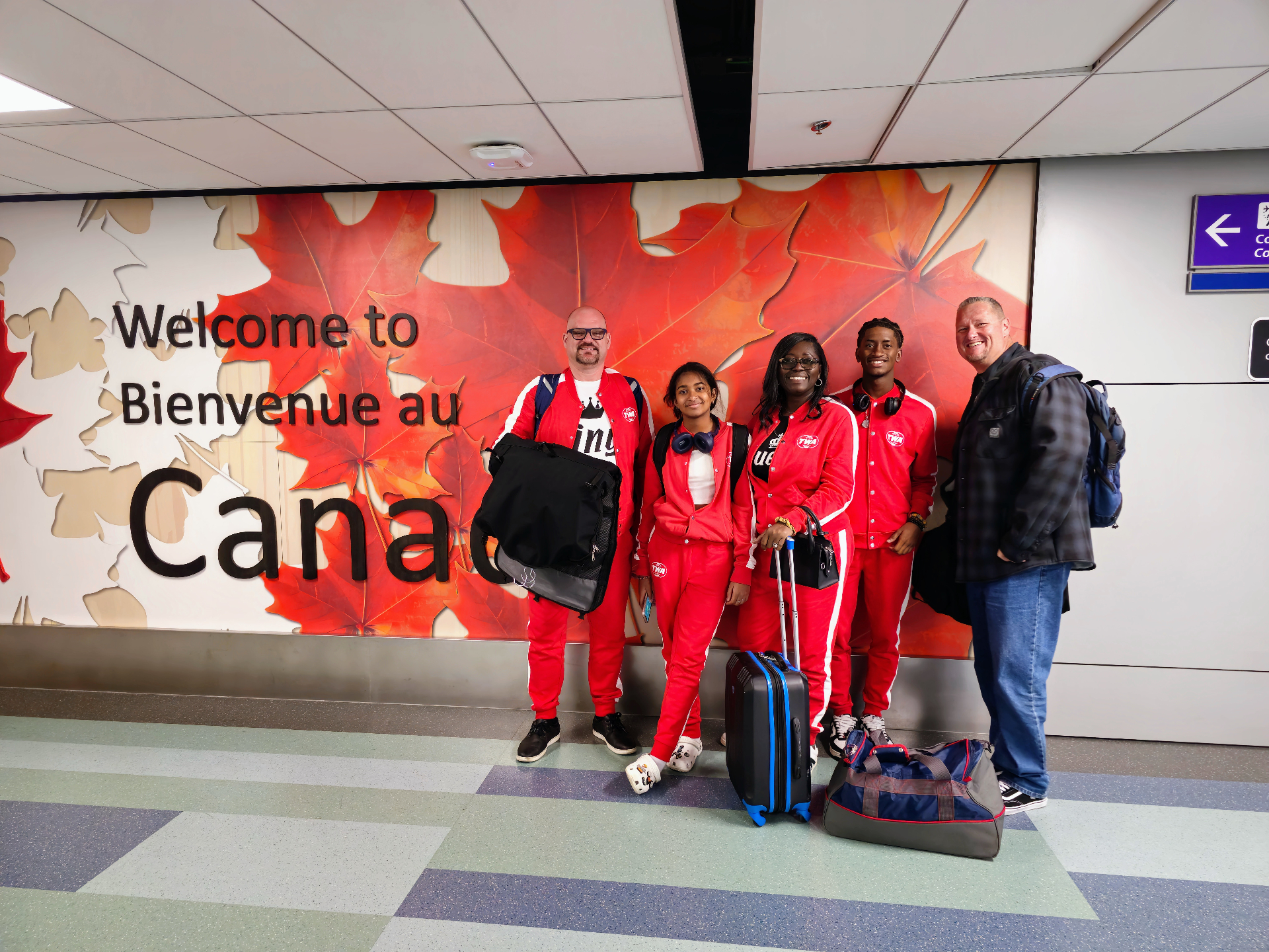 Group photo at Welcome to Canada sign